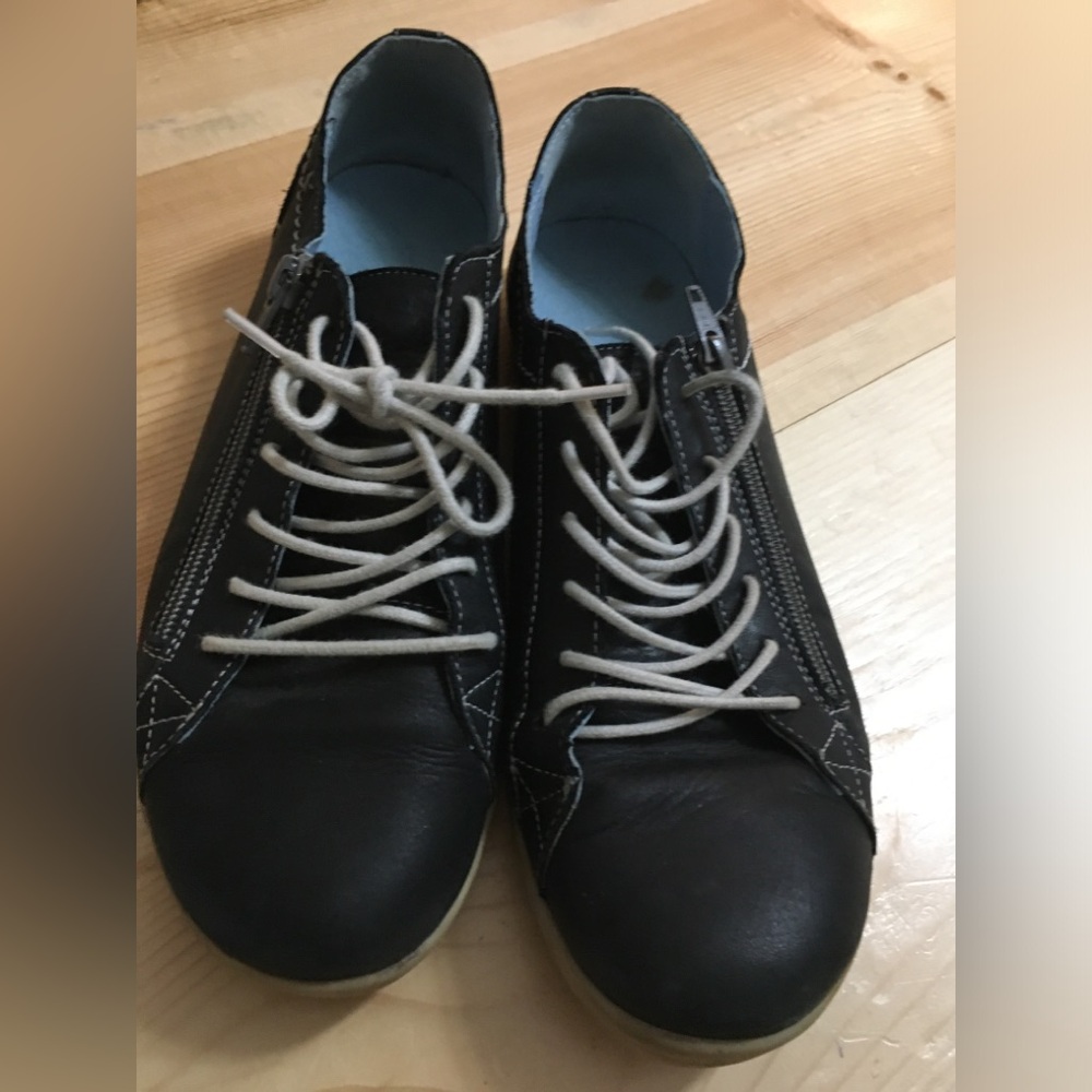 Ladies casual shoes